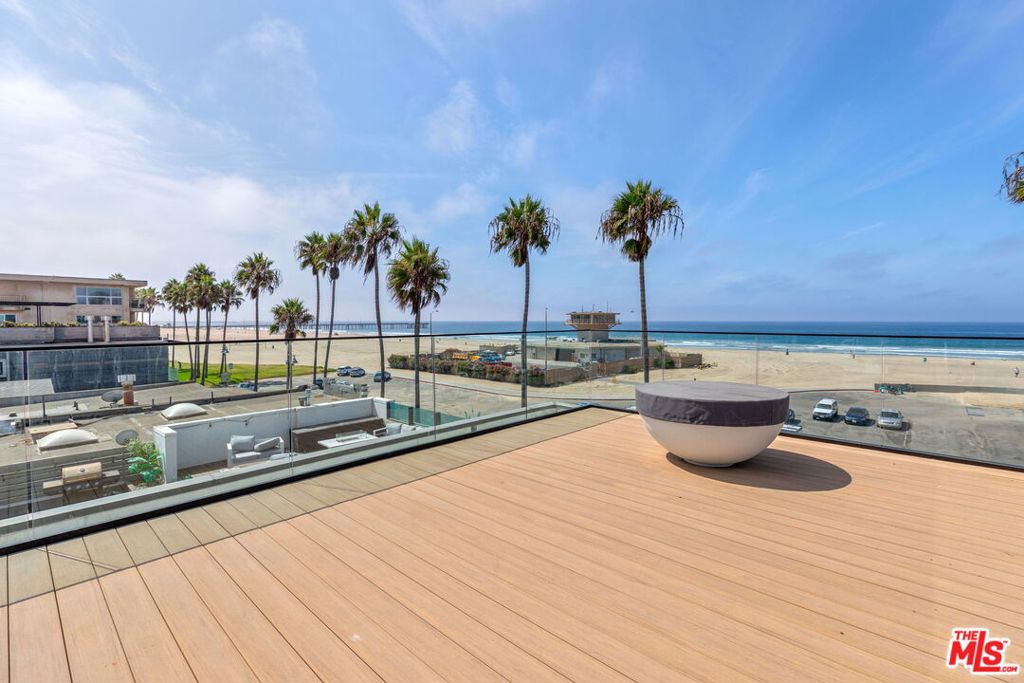 2205 Ocean Front Walk — Modern