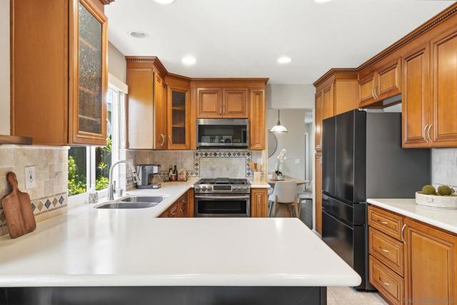 10462 Rancho Carmel Dr, San Diego CA: https://media.crmls.org/mediaz/ee8f710a-8b49-4613-80a8-27fed17e4f5b.jpg