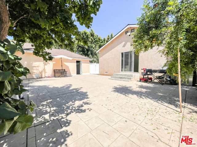 12612 Hatteras Street, Valley Village CA: https://media.crmls.org/mediaz/ee903a8b-d726-4f0d-a529-ea4acaf0ee1e.jpg