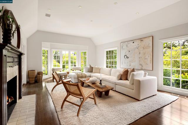 9 El Sueno, Orinda CA: https://media.crmls.org/mediaz/ee9093be-0c8d-4ec7-bb8d-46305cc2cff1.jpg