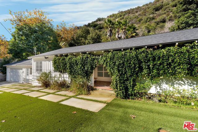3443 Mandeville Canyon Road, Los Angeles CA: https://media.crmls.org/mediaz/ee90ddf2-a3dd-49e0-aa03-7fddf21cb124.jpg