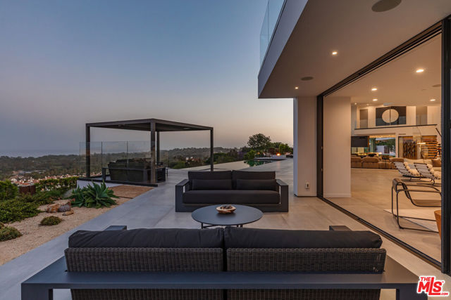 6156 Zumirez Drive, Malibu CA: https://media.crmls.org/mediaz/ee9154da-3216-48c5-a277-995318456fc2.jpg
