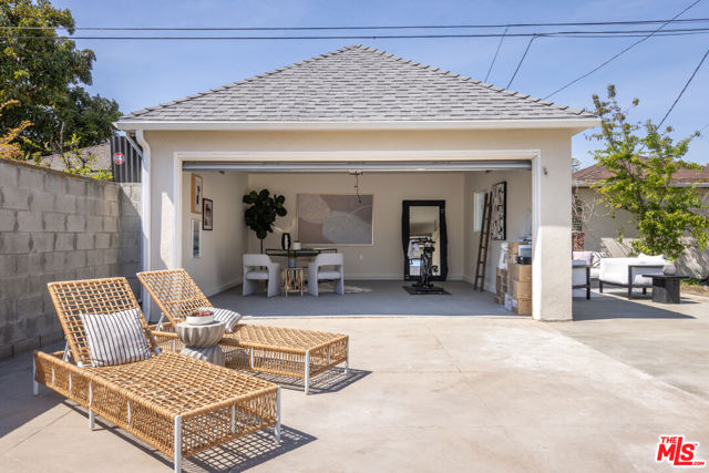 3827 S Victoria Avenue, View Park CA: https://media.crmls.org/mediaz/ee91ffc1-a6b5-497e-8f1f-836b0ec61ee0.jpg