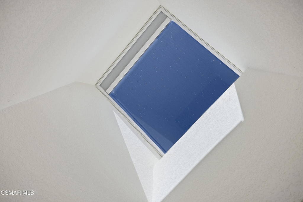 https://media.crmls.org/mediaz/ee92e813-b6d5-4d41-800a-24c471198238.jpg?preset=X-Large