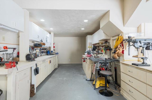 15847 Pleasant Valley Lane, Salinas CA: https://media.crmls.org/mediaz/ee943378-a137-48c3-8620-953bd5fb1ccc.jpg