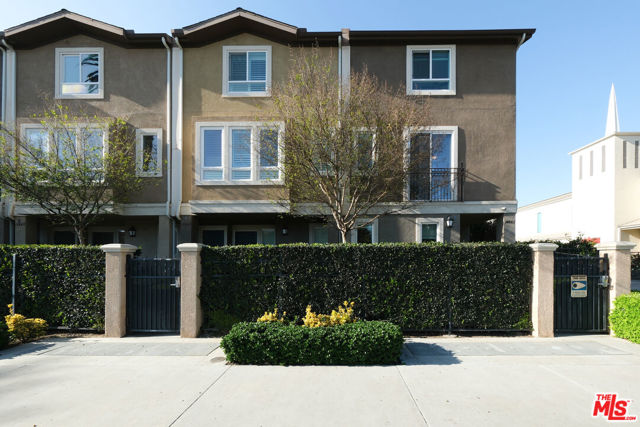 14661 Sherman Way photo 1