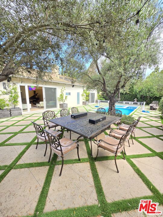 16544 Park Lane Circle, Los Angeles CA: https://media.crmls.org/mediaz/ee956723-e6bf-42fc-801a-94525b969bc7.jpg