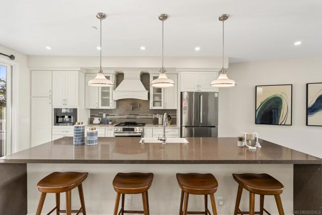 249 Playa Del Norte, La Jolla CA: https://media.crmls.org/mediaz/ee96423b-ea03-4249-9309-4dc3b0e9a52f.jpg