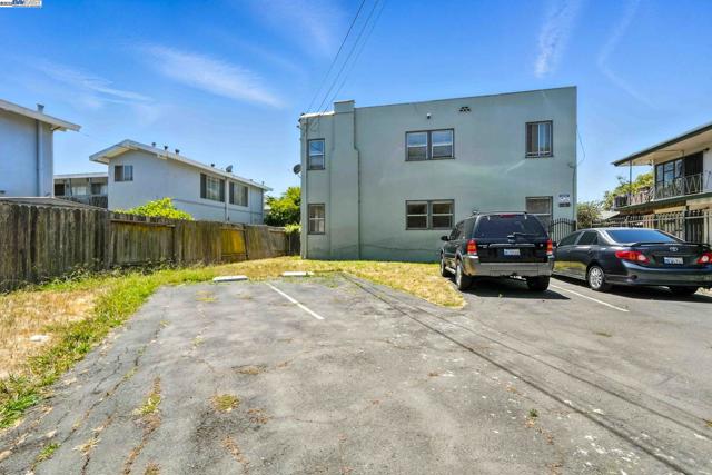 2238 7Th, Berkeley CA: https://media.crmls.org/mediaz/ee97c209-2df0-4441-a6da-54af73c6d084.jpg