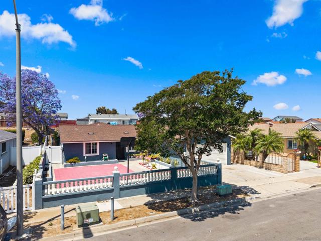 240 Ledgewood Ln, San Diego CA: https://media.crmls.org/mediaz/ee97e3de-7bb2-45fa-b228-e0cf7f2031e0.jpg