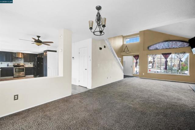 1974 Paradise Valley Ct, Tracy CA: https://media.crmls.org/mediaz/ee98657d-f8a2-467b-8405-135f36ca8e9e.jpg