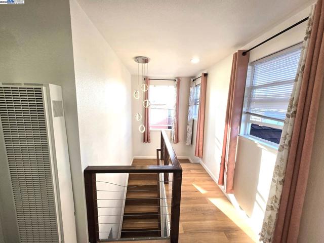 10468 West Court, Oakland CA: https://media.crmls.org/mediaz/ee986fab-1b37-49b0-bb7e-c0fc69ec0990.jpg