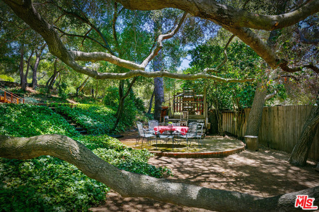 25813 Dark Creek Road, Calabasas CA: https://media.crmls.org/mediaz/ee98ff8f-4a58-49e1-b0bf-79cc53e39a50.jpg
