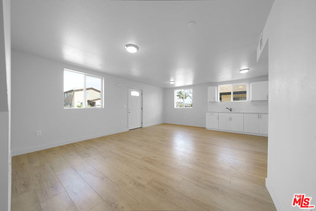 236 W 84th Place, Los Angeles CA: https://media.crmls.org/mediaz/ee99e4a9-627e-4608-8c3a-5bad3448dc16.jpg