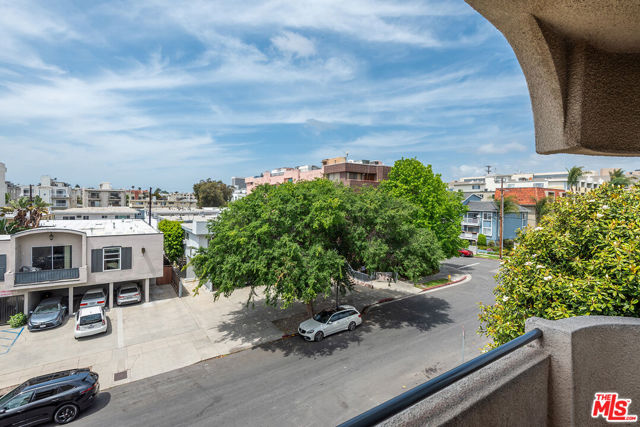 1914 Selby Avenue, Los Angeles CA: https://media.crmls.org/mediaz/ee9a1178-2e00-49d3-9de0-b77433323b39.jpg