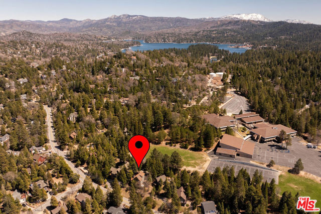 817 Grass Valley Road, Lake Arrowhead CA: https://media.crmls.org/mediaz/ee9a1345-aad8-438b-8d45-e66851701c63.jpg