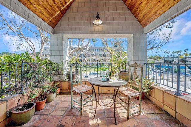 2210 Avenida De La Playa, La Jolla CA: https://media.crmls.org/mediaz/ee9b6dbd-90a8-473f-b7a8-da744cd2207a.jpg