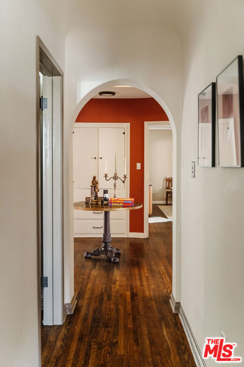 3975 Sutro Avenue, Los Angeles CA: https://media.crmls.org/mediaz/ee9c0f57-50f5-48aa-8f3b-6dc75a1bc6db.jpg