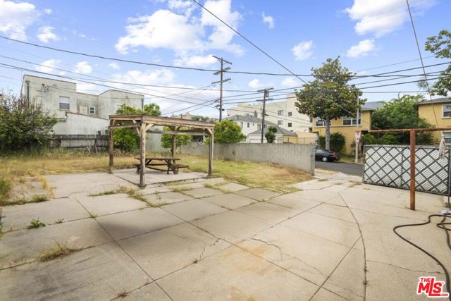 1601 S Shenandoah Street, Los Angeles CA: https://media.crmls.org/mediaz/ee9c2723-9f80-418f-85a1-dccd5c012282.jpg