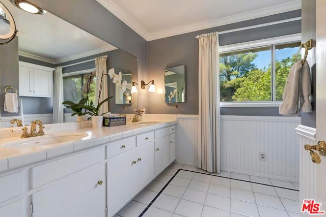 13490 Firth Drive, Beverly Hills CA: https://media.crmls.org/mediaz/ee9cb59b-80b5-4afb-890e-edd79867b985.jpg