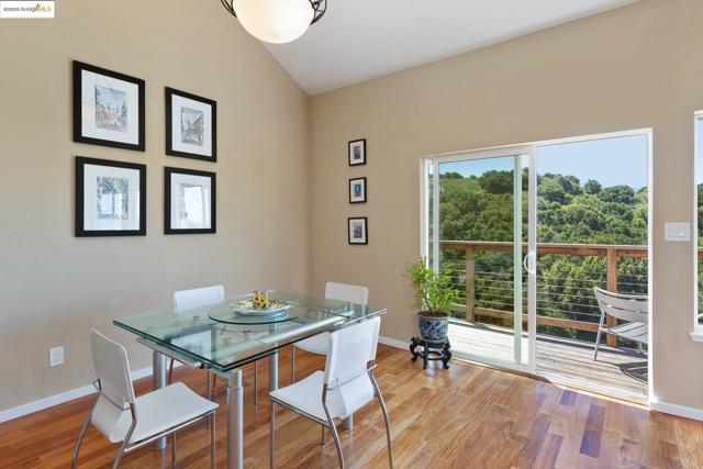 10353 Royal Oak Rd, Oakland CA: https://media.crmls.org/mediaz/ee9d35de-f4a0-4a50-b61f-646cfc45a42e.jpg