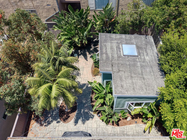 607 Ashland Avenue, Santa Monica CA: https://media.crmls.org/mediaz/ee9d8697-629d-400c-b51a-7daef4e2a8da.jpg