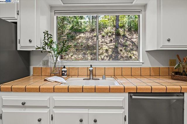 11110 Monan St, Oakland CA: https://media.crmls.org/mediaz/ee9de515-a7d1-46e3-9852-e13206a0226c.jpg
