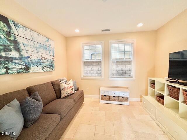 117 Glendale Avenue, Oxnard CA: https://media.crmls.org/mediaz/ee9e66d2-ad43-40c7-a52c-6085ce758cb9.jpg
