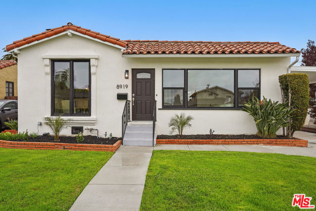 8919 Beverlywood Street, Los Angeles CA: https://media.crmls.org/mediaz/ee9f1731-93ce-46a1-86f5-64de9444db6d.jpg