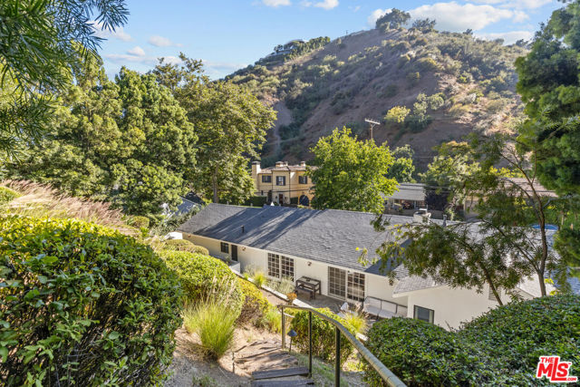 1450 N Bundy Drive, Los Angeles CA: https://media.crmls.org/mediaz/ee9f2d08-120f-4c3e-8d3d-33c5816cd2f2.jpg