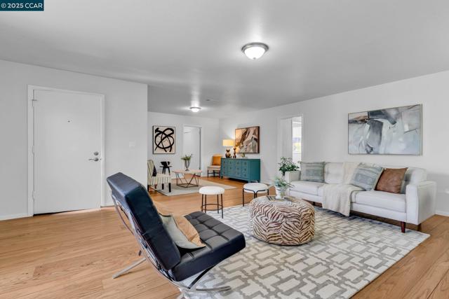 280 Sierra Dr, Walnut Creek CA: https://media.crmls.org/mediaz/ee9f8eb6-b8aa-4f76-b453-7de6b8a458f9.jpg