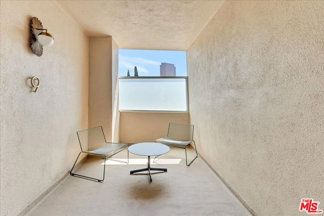 210 S Hamilton Drive, Beverly Hills CA: https://media.crmls.org/mediaz/ee9fa179-d399-494e-abe2-aaf5e02c5480.jpg