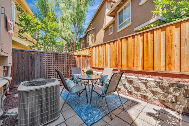 525 Guiti Garden Court, San Jose CA: https://media.crmls.org/mediaz/eea089ab-e3fe-4b95-b310-a968b6c4a9d0.jpg