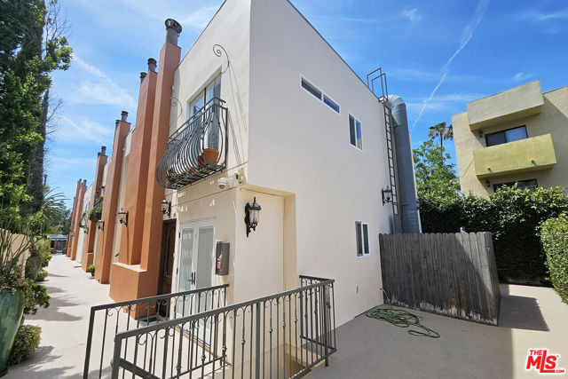 4220 Fair Avenue, North Hollywood CA: https://media.crmls.org/mediaz/eea090cd-f955-402d-8fc4-5c1a031632a4.jpg