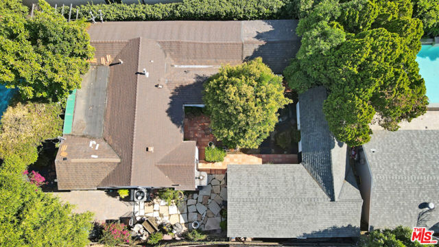 5341 Mecca Avenue, Tarzana CA: https://media.crmls.org/mediaz/eea18b02-c67c-4f4b-a677-ddef2b941521.jpg