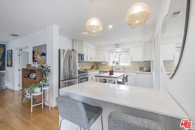 2316 Laurelmont Place, Los Angeles CA: https://media.crmls.org/mediaz/eea1e0d9-e2da-4c57-9e61-0f5ea7966dd3.jpg