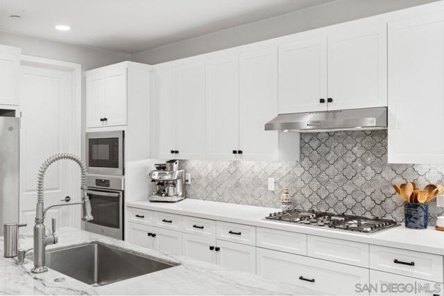 1217 Stockton Pl, Escondido CA: https://media.crmls.org/mediaz/eea24eae-20bb-403e-a61b-7decb17d930f.jpg