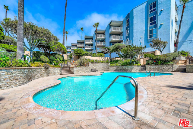 620 The, Redondo Beach CA: https://media.crmls.org/mediaz/eea27ebe-a79e-4115-9c6c-d6d380f934d8.jpg