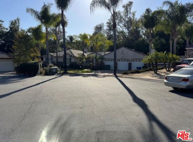 1808 Fallbrook Oaks Court, Fallbrook CA: https://media.crmls.org/mediaz/eea2872a-3669-4826-98f1-c106ac268c57.jpg