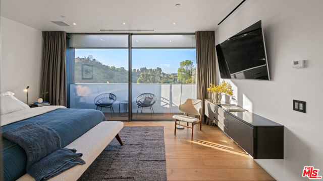 2341 Gloaming Way, Beverly Hills CA: https://media.crmls.org/mediaz/eea2bdf0-cdd4-49f1-9ae7-812ab81133f3.jpg
