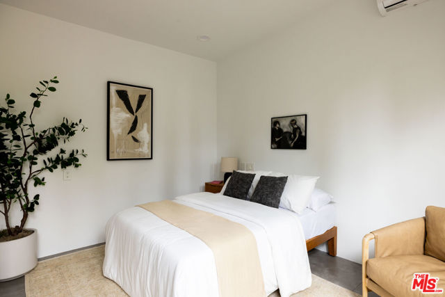 864 Sanborn Avenue, Los Angeles CA: https://media.crmls.org/mediaz/eea35c33-a184-47f1-a513-9ffad2c2ad7d.jpg