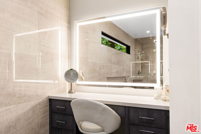4961 Noeline Avenue, Encino CA: https://media.crmls.org/mediaz/eea3bf7e-71ea-4c52-a0d5-4932161ee482.jpg