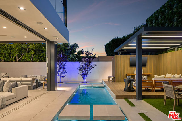 137 S Wetherly Drive, Beverly Hills CA: https://media.crmls.org/mediaz/eea3bfc6-c049-4470-adb1-d3ef8d5e15ff.jpg