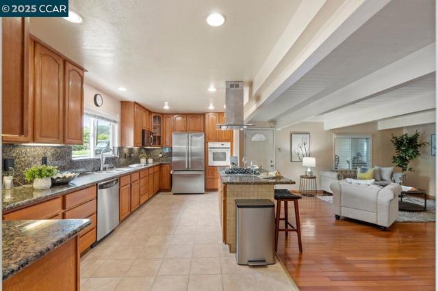 2401 Casa Way, Walnut Creek CA: https://media.crmls.org/mediaz/eea412d9-eb69-4f66-b1e7-3fc3ce3f4054.jpg