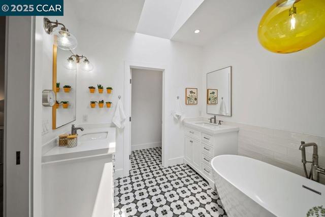 33 Los Arabis Circle, Lafayette CA: https://media.crmls.org/mediaz/eea49dcc-565e-4443-a34b-627b551874f7.jpg