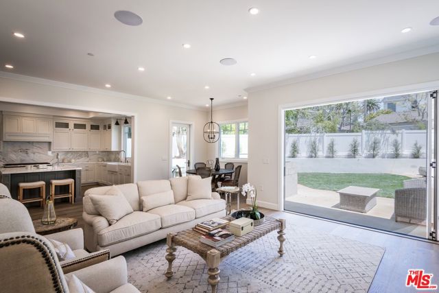 530 Arbramar Avenue, Pacific Palisades CA: https://media.crmls.org/mediaz/eea4c1bb-e03c-4fa9-8fd2-3d3dc9186ea8.jpg