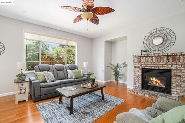 1139 Jordan Ct, Brentwood CA: https://media.crmls.org/mediaz/eea4dcaf-c8eb-44a1-864f-1b29127d2dc0.jpg