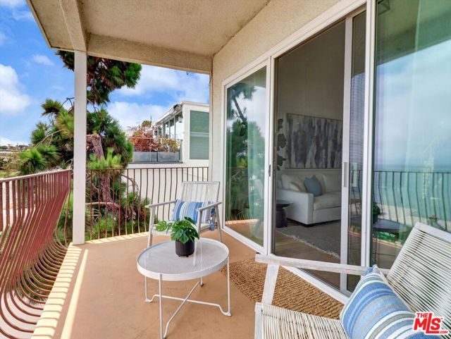 18111 Coastline Drive, Malibu CA: https://media.crmls.org/mediaz/eea85fdb-c473-49f9-bfe1-690f75e03083.jpg