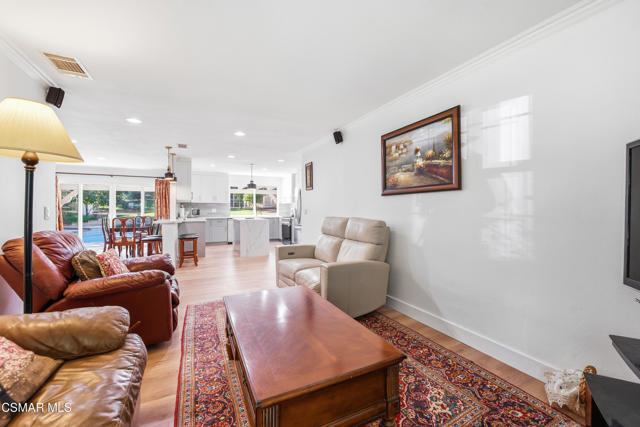 952 Carefree Drive, Simi Valley CA: https://media.crmls.org/mediaz/eeaa6e95-7141-4c73-84ef-a78b9778b123.jpg