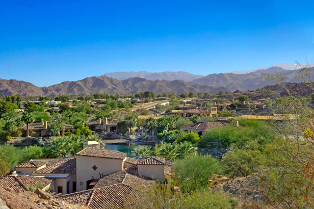 48315 Northridge Trail, Palm Desert CA: https://media.crmls.org/mediaz/eeab3034-2495-4555-911c-9c800b6bb426.jpg
